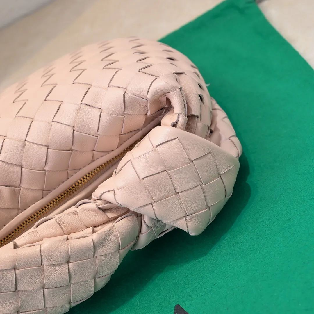 Batch 1460 BV Bottega Veneta 2022 Early Spring New Ladies Medium JODIE Handbag BV Bag 🔥The new method is to round the corners on the original basis and knot the round hobo bag with classic woven leather. The most iconic triangular pull-out design, using sheepskin draped soft shape, is super suitable for concave shapes~ Jodie feels really gentle to people, and is definitely the best item for daily matching. It has the same weave, new elements and twists, and is versatile. It is the new favorite of street style Internet celebrities! Size: 36*21*13 Model: 6697
